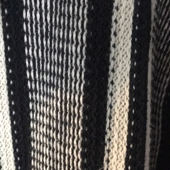 Black and white drug rug/pullover - Picture 4 of 5